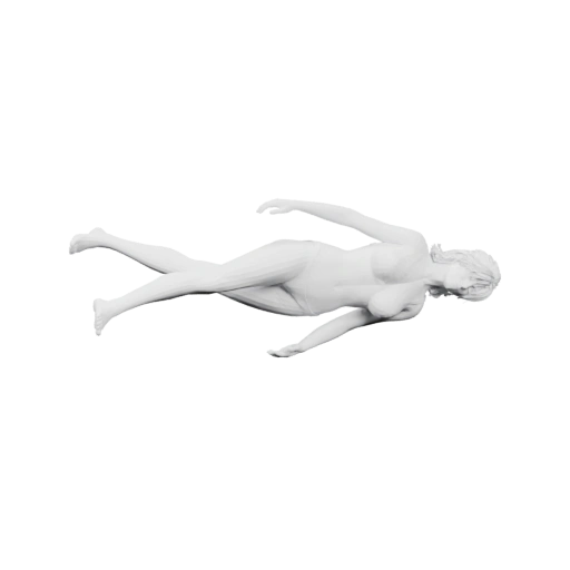 Женщина в бикини, плавающая в воде