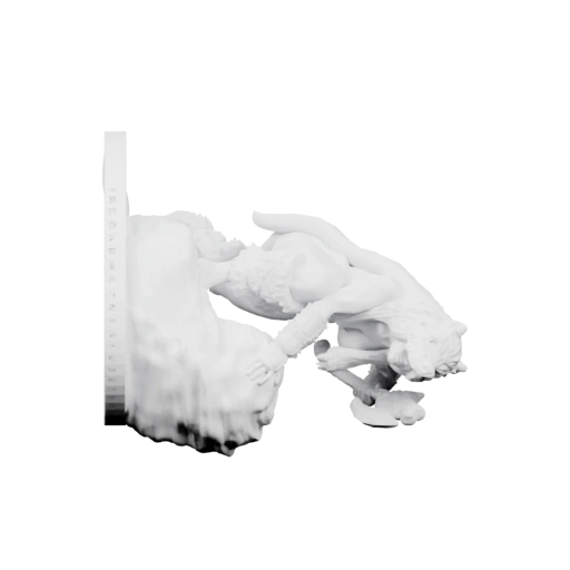 Девушка в агрессивной позе