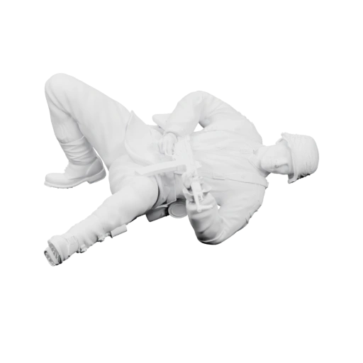 Лежащий на земле с оружием