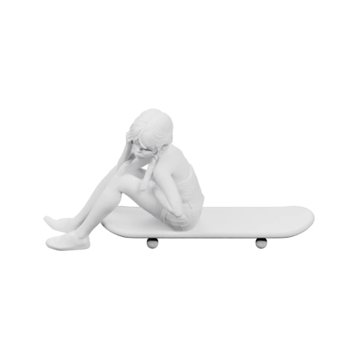 Девочка сидит на скейтборде