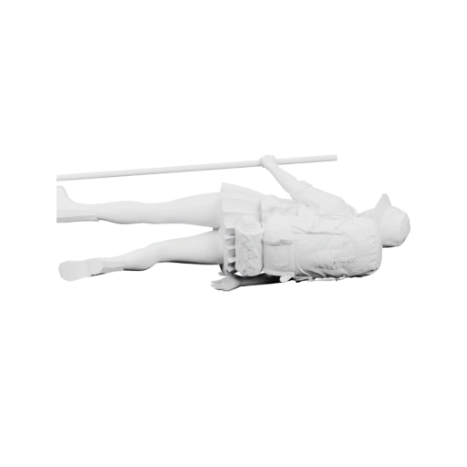 Женщина лежит на спине с рюкзаком