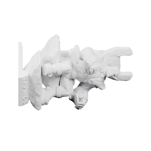 Массивный персонаж в боевой стойке