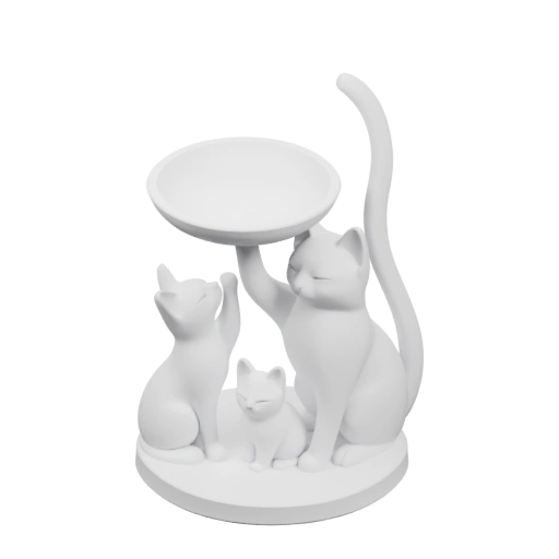 Три кота поддерживают круглую тарелку на подставке