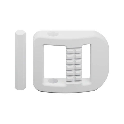 Имеет корпус с заостренными зубьями и отверстиями для фиксации