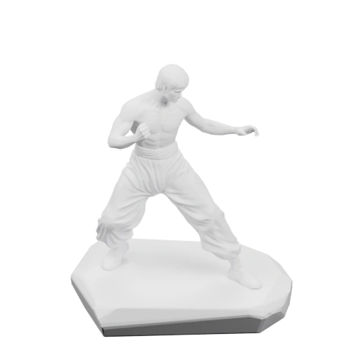 Человек в боевой позе на подставке, в боевой позе, с руками и ногами в движении