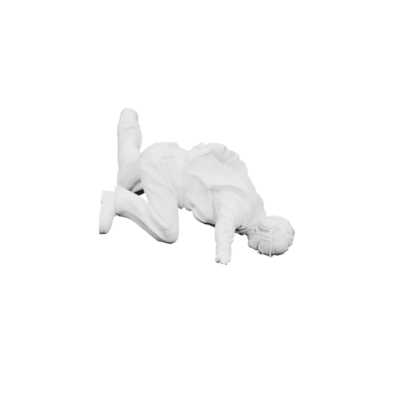 Человек в защитном снаряжении, в движении, с вытянутой рукой