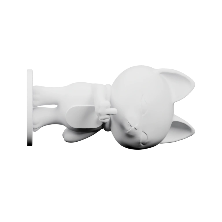 Маленький котёнок стоит на круглой подставке, смотрит вперёд и поднимает лапу