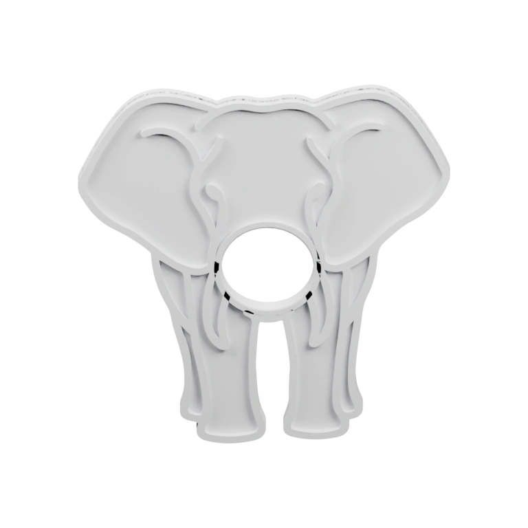 Симметричная форма с отверстием в центре, вырезы по бокам, уши и нос