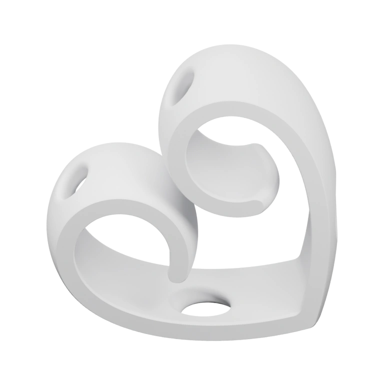 Форма напоминает сердце с отверстиями и вырезами