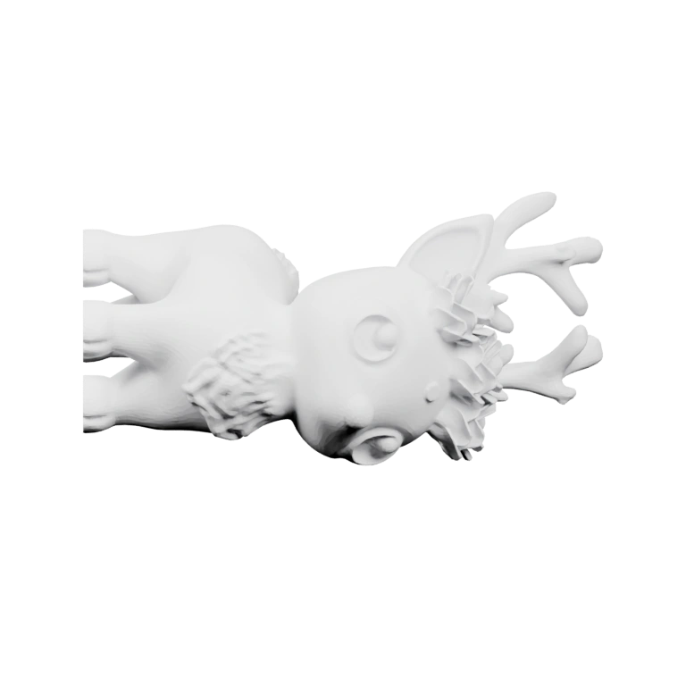 Маленькая фигурка оленя с украшениями на голове и спине