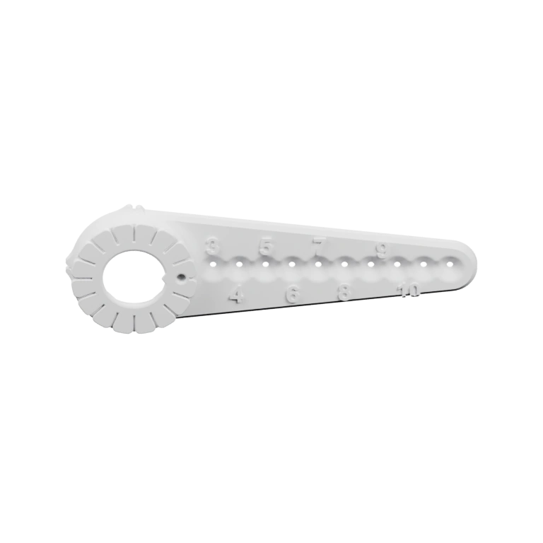 Двусторонний элемент с отверстием и выемками для фиксации