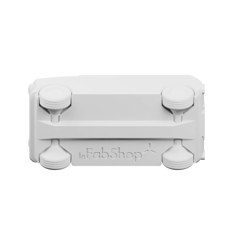 Устройство с деталями, напоминающими автомобиль, с открытыми окнами и колесами