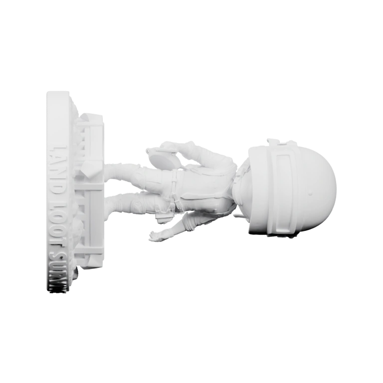 Маленькая фигурка в шлеме стоит на круглой подставке