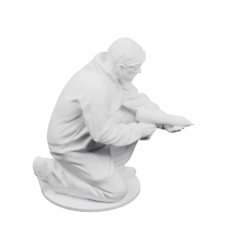 Сидящий человек в позе работы с инструментом