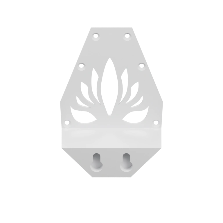 Форма напоминает голову животного с вырезами и отверстиями