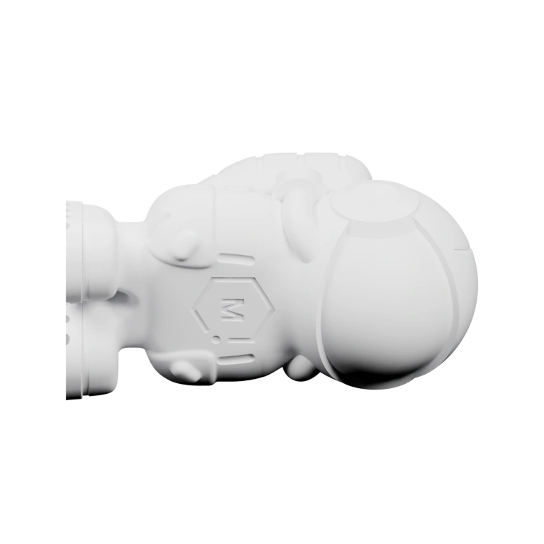 Фигурка в космическом шлеме и скафандре с деталями на корпусе