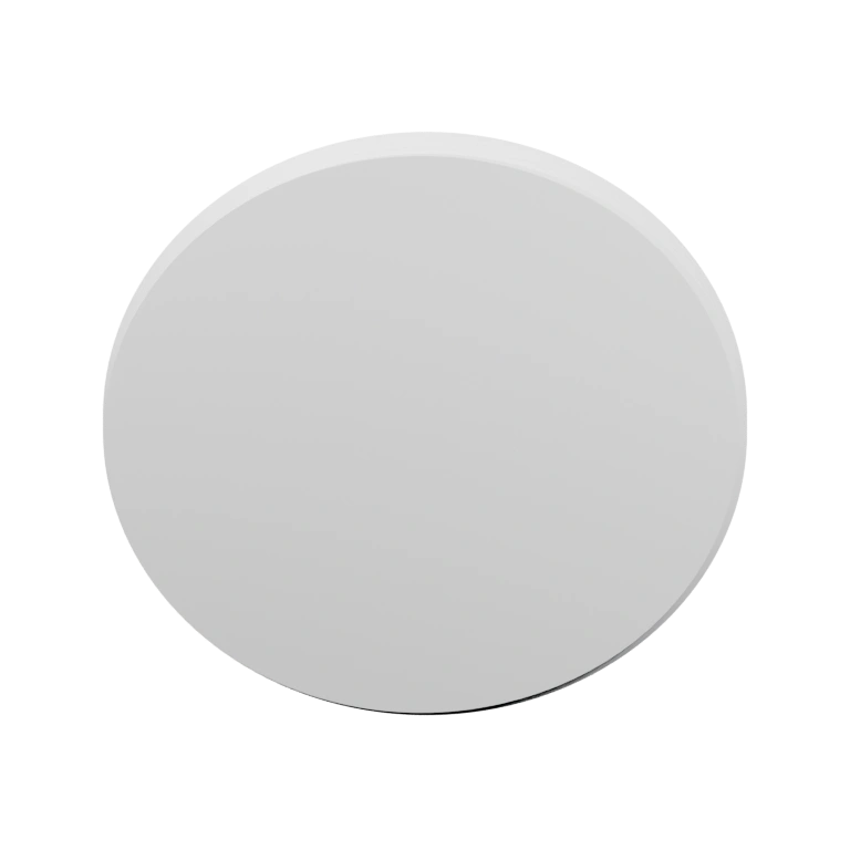 Имеет центральное отверстие и выступающие края