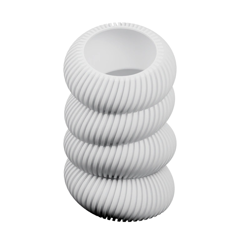 Имеет выемку для крепления и наклонную поверхность