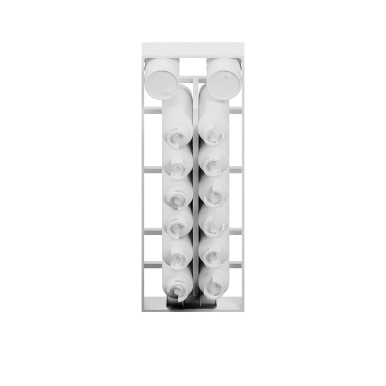 Воин в броне с оружием в руках