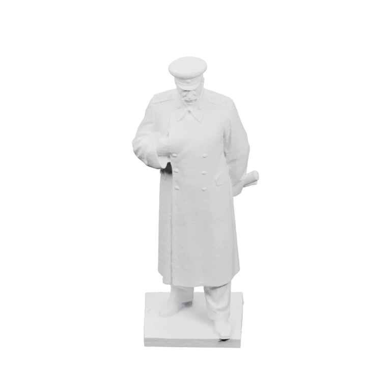 Человек в длинном пальто и кепке стоит на подставке