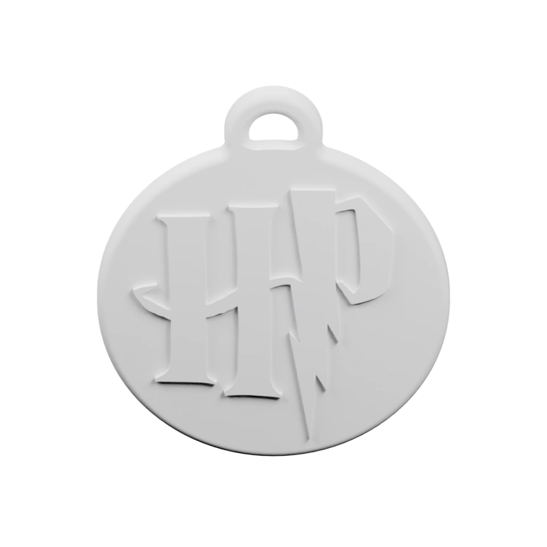 Круглый предмет с отверстием для крепления и выгравированным символом