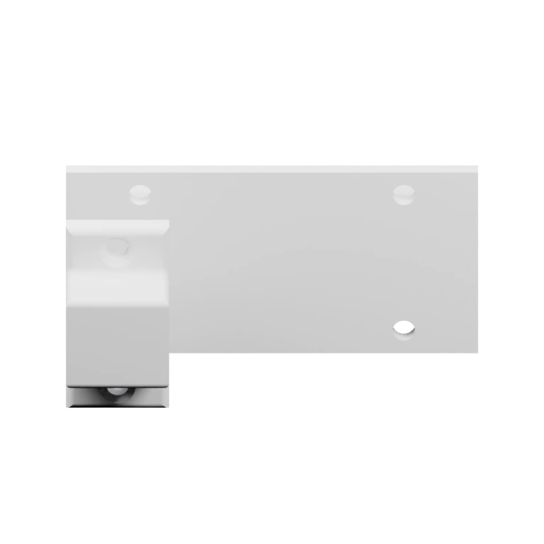 Фигура в капюшоне с раскинутыми руками и длинными пальцами