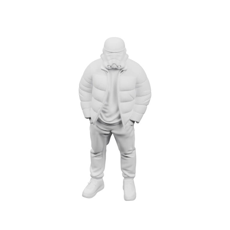 Человек в шлеме стоит с руками на бедрах