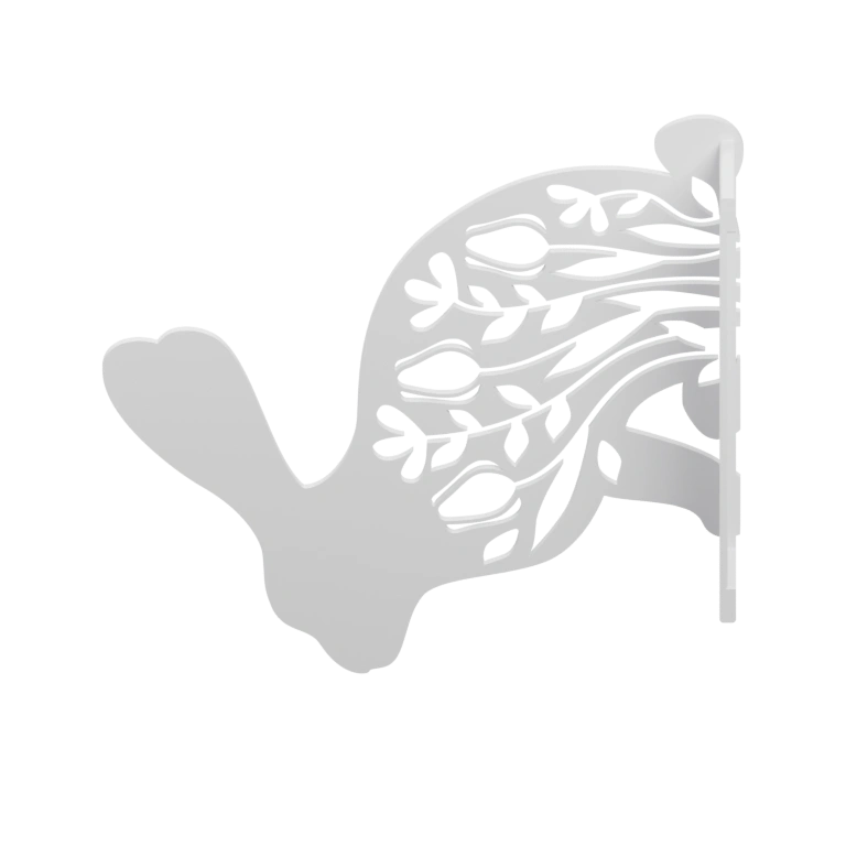 Имеет сложную форму с отверстиями и выступами для фиксации