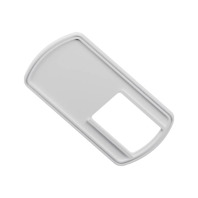 Фигурка с черепом и рогами, украшенная костями и кольцами