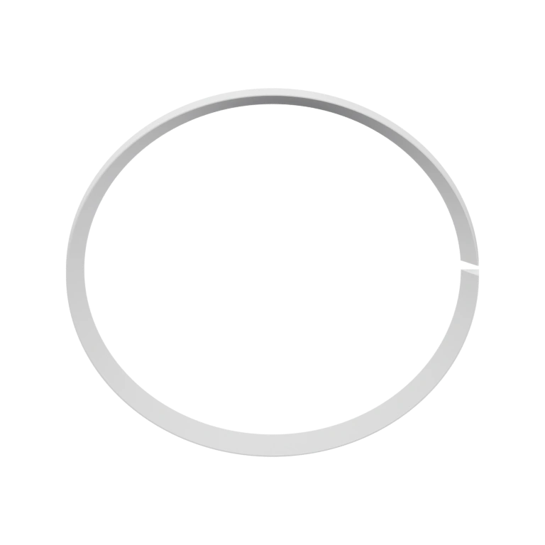 Устрашающая скульптура с резными чертами лица и вырезанными глазами