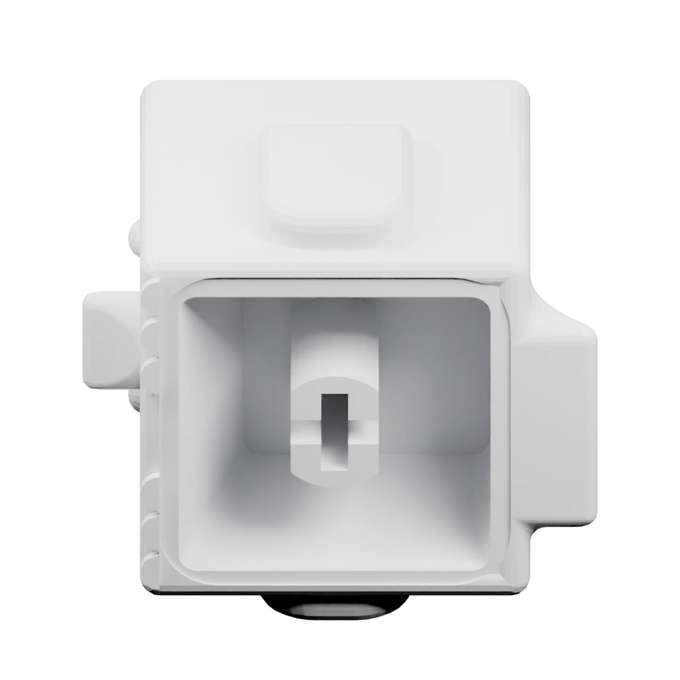 Маленький пингвин в шапке стоит на ножках