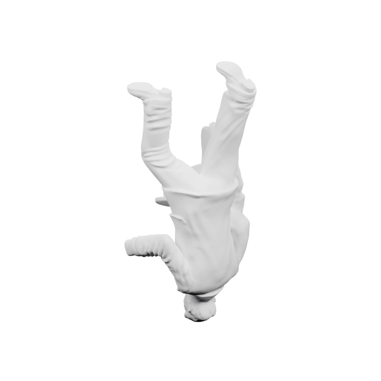 Человек в длинном плаще держит посох и смотрит в сторону