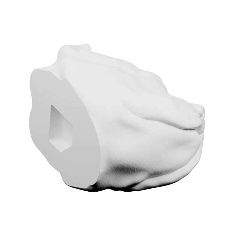 Имеет рифленый край и центральное отверстие