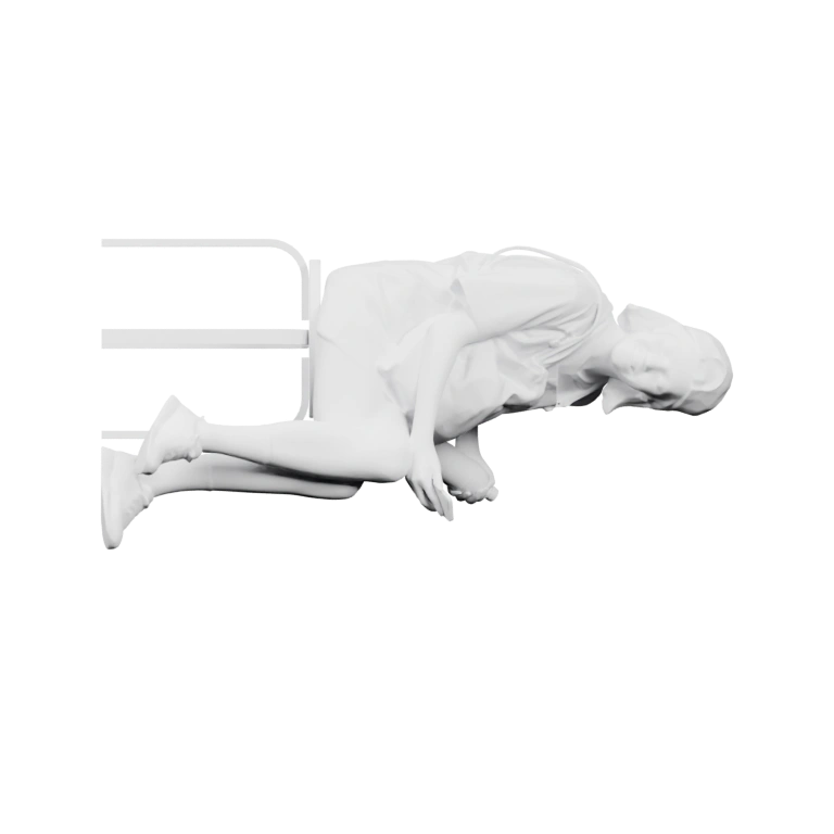 Человек сидит на стуле, держит предмет, в кепке, в спортивной одежде