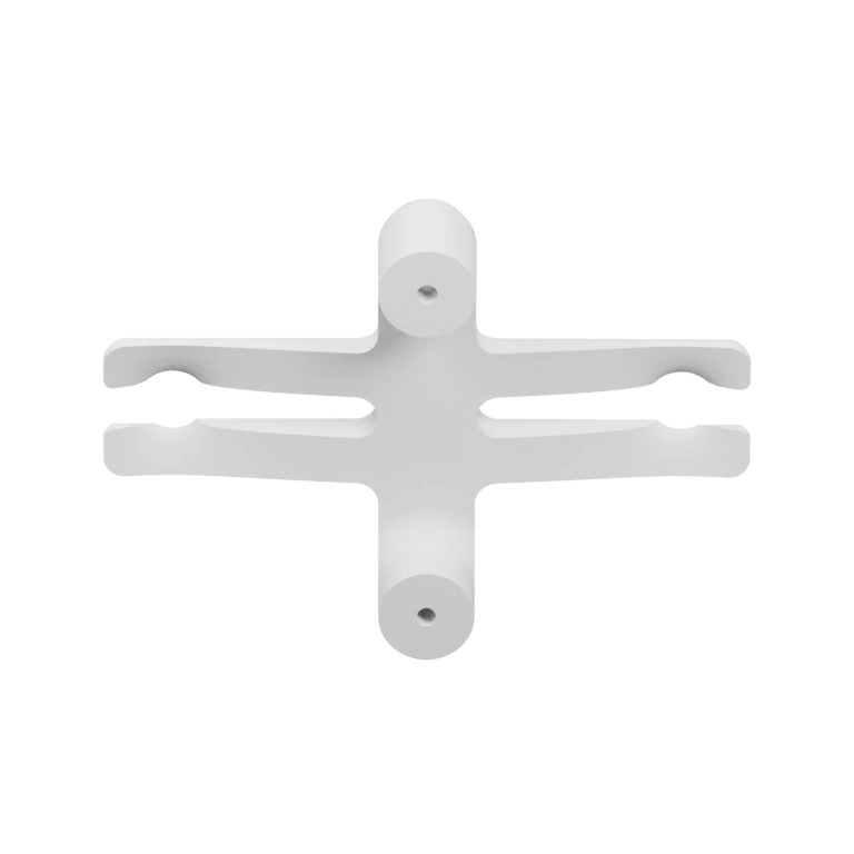 Имеет форму креста с отверстиями и выступами для фиксации