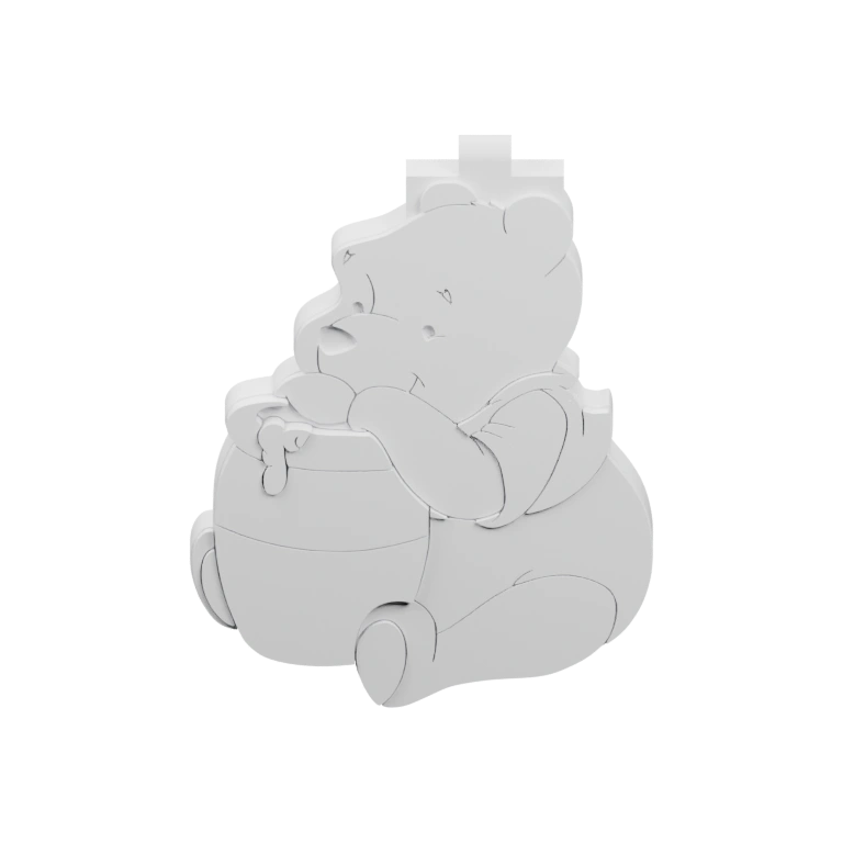 Медведь сидит, держа в руках банку