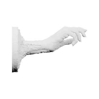 Декоративная рука, выходящая из стены